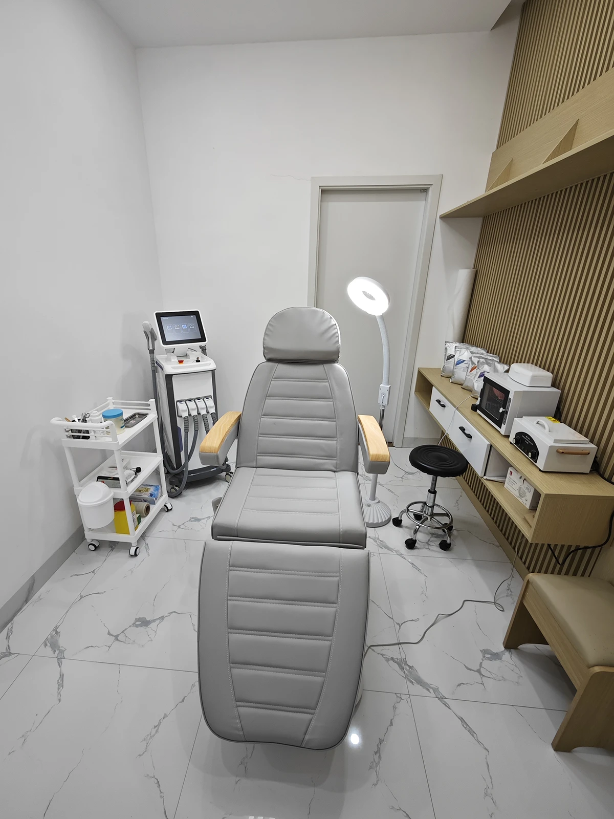 LeviLaser procedure chair and instruments